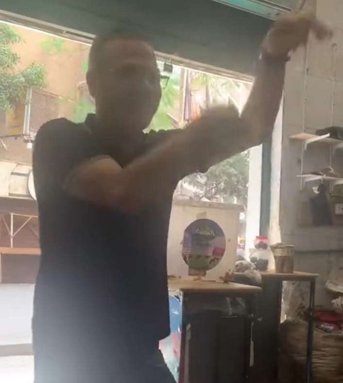 شاهد بالصورة والفيديو.. شاب مصري يقدم فواصل من الرقص الهستيري على أنغام أغنية الظار السودانية (البخور طلقو لي لولا) وساخرون: (تم تهكير الشعب المصري بنجاح) 10 440820576 989907979162616 8024677140921022962 n