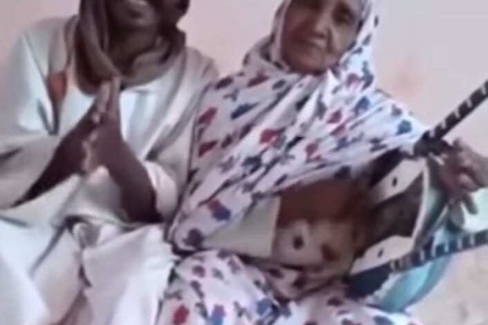 شاهد بالصورة والفيديو.. سيدة سودانية تبهر الأسافير وتخطف الأضواء بعزفها على "الطمبور" بطريقة مدهشة ومتابعون: (ملوك السلك رجال ونساء وشوايقة والبلد رايقة) 1 440839206 856922796196134 7469798293054829122 n