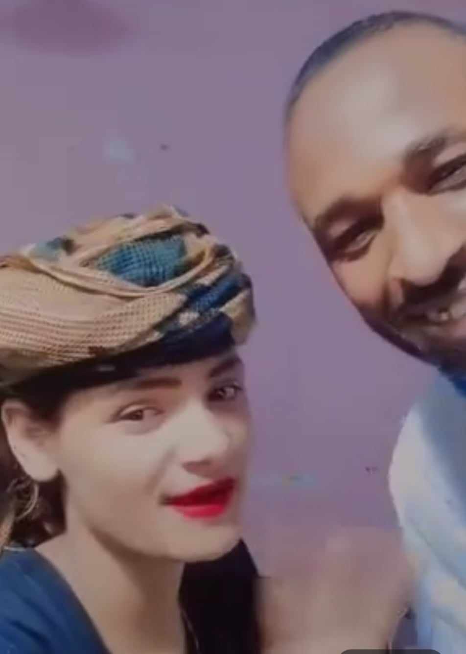 شاهد بالصورة والفيديو.. أحد أفراد الدعم السريع يظهر مع حسناء ويطالبها بالهتاف لقاداتهم وتمجيدهم والجمهور يسخر: (سبايا الجنجا) 10 440955460 859418529280266 8631209529275567058 n