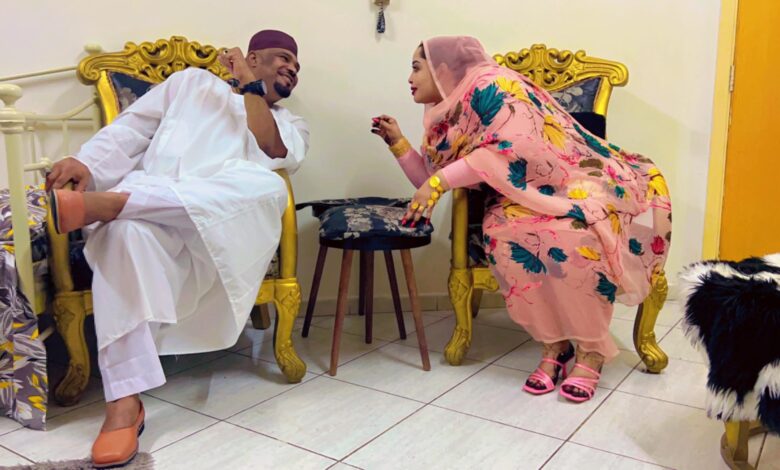 شاهد.. حسناء السوشيال ميديا أمنية شهلي تنشر صورة لها مع زوجها وهما يتسامران في لحظة صفاء وساخرون: (دي محادثات جدة ولا شنو) 1 441185366 1268651124520349 5390626067426129184 n