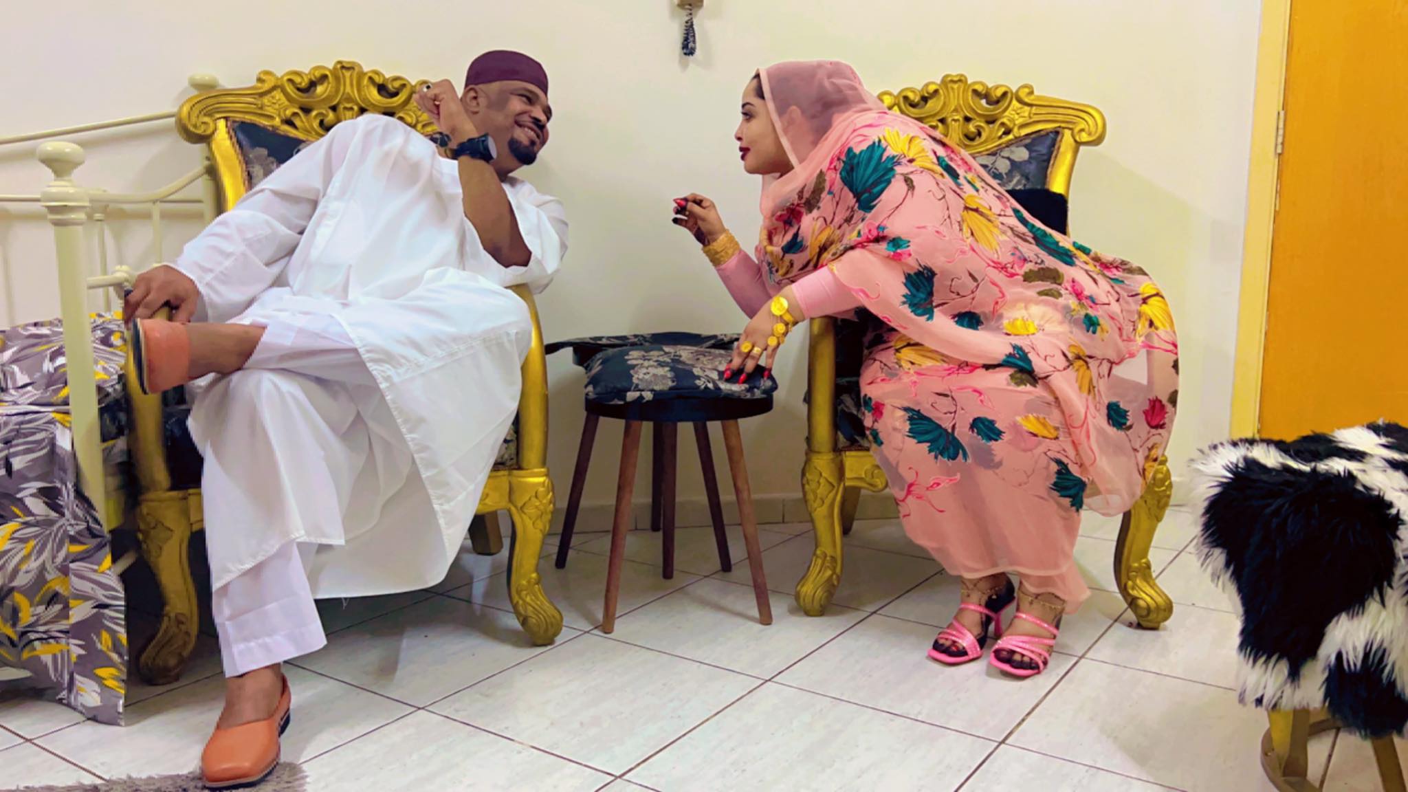 شاهد.. حسناء السوشيال ميديا أمنية شهلي تنشر صورة لها مع زوجها وهما يتسامران في لحظة صفاء وساخرون: (دي محادثات جدة ولا شنو) 2 441185366 1268651124520349 5390626067426129184 n