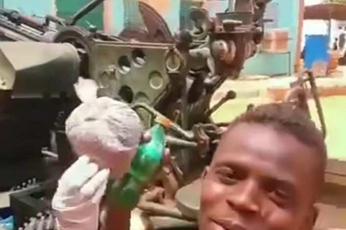 شاهد بالصورة والفيديو.. (تعال شيل عدسك كان تقدر).. جنود بالجيش يقتحمون موقعاً كان يتواجد فيه نقيب الدعم السريع المتمرد "سفيان" ويعثرون بداخله على "زيت" و "عدس" قام بتجهيزه لطبخه قبل أن يهرب ويتركه 1 441325259 1513606619187289 7353618425155154846 n