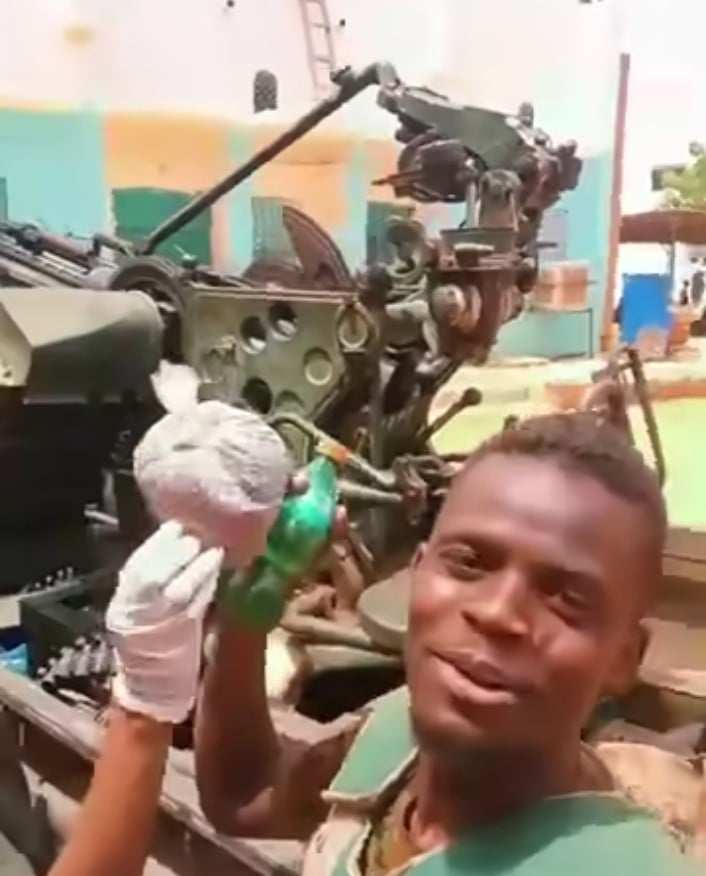 شاهد بالصورة والفيديو.. (تعال شيل عدسك كان تقدر).. جنود بالجيش يقتحمون موقعاً كان يتواجد فيه نقيب الدعم السريع المتمرد "سفيان" ويعثرون بداخله على "زيت" و "عدس" قام بتجهيزه لطبخه قبل أن يهرب ويتركه 10 441325259 1513606619187289 7353618425155154846 n