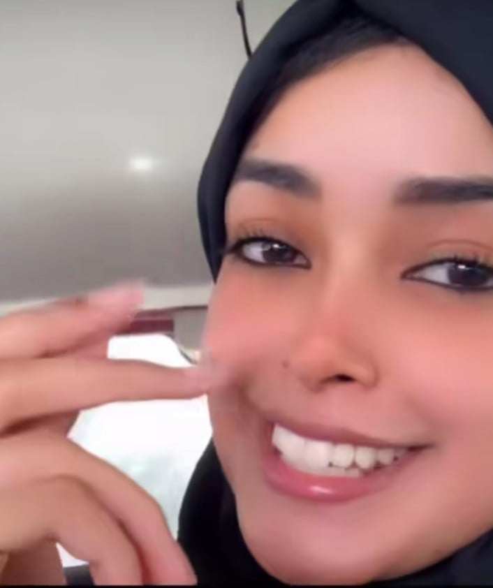 شاهد بالصورة والفيديو.. سائق "أوبر" مصري يطرب حسناء سودانية بأغنيات إيمان الشريف وعلي الشيخ الموجودة على جهاز سيارته والحسناء تتجاوب مع تصرفه اللطيف بالضحكات والرقصات 10 441437830 795752372516980 925100791399590632 n