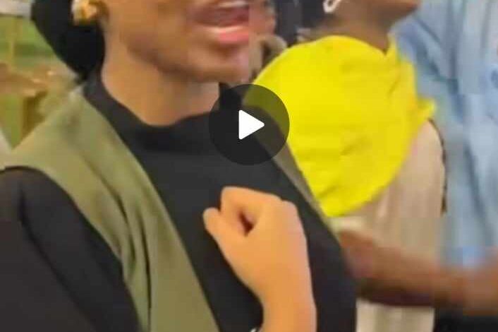 شاهد بالفيديو.. خلال إحدى المهرجانات.. فتيات ونساء سودانيات يغنين ويرقصن على أنغام أغنيات الأطفال "سبيستون" ويدخلن في حالة "هستيرية" وجمهور مواقع التواصل يطلق سخرية واسعة 1 441441913 768908208565373 8867317678440099039 n