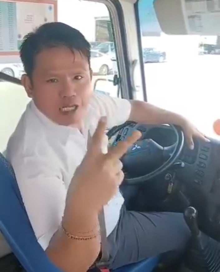 شاهد بالصورة والفيديو.. سائق حافلة "صيني" يثير ضحكات جمهور مواقع التواصل بالسودان وهو يهتف داخل سيارته: (يلا يلا راجعين خرطوم وبل بس) 10 441492988 348955334476679 5783688890478959703 n