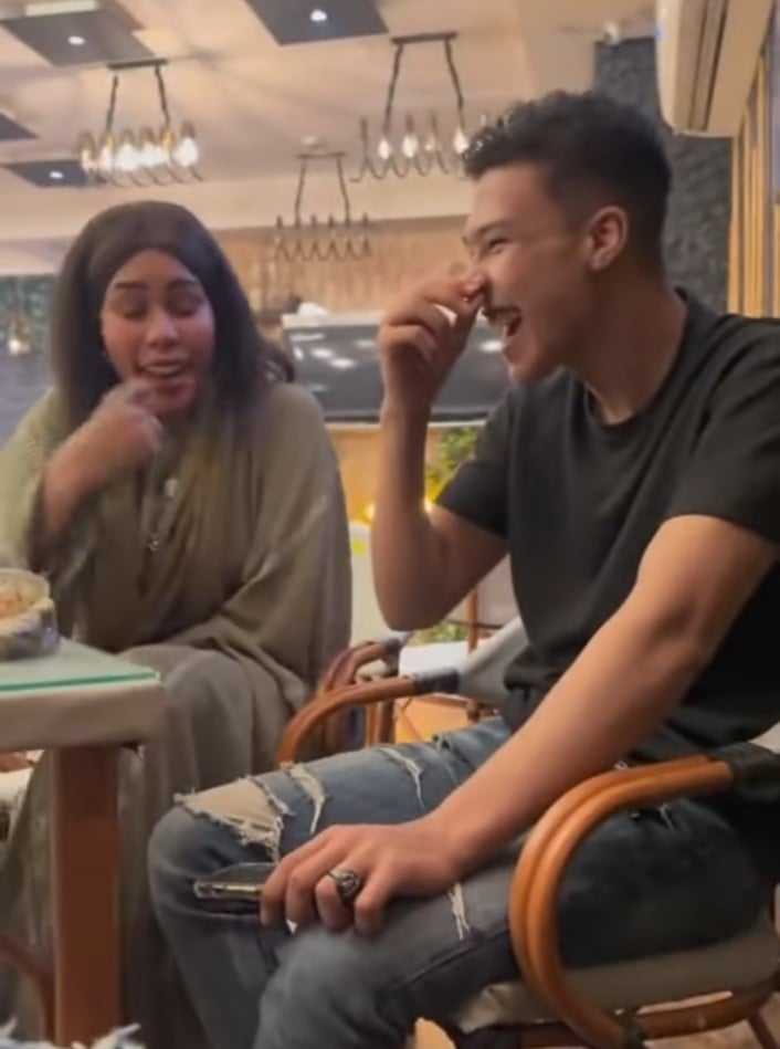 شاهد بالصورة والفيديو.. الناشط المصري المعروف بحبه للغناء السوداني يلتقي بمطربة سودانية ويتغزل فيها وهو يحمل "كيس التمباك" (انتي عاملة زي سفة الصباح) والمطربة تنفجر بالضحكات 10 441501508 764210275899944 3876464018174505056 n