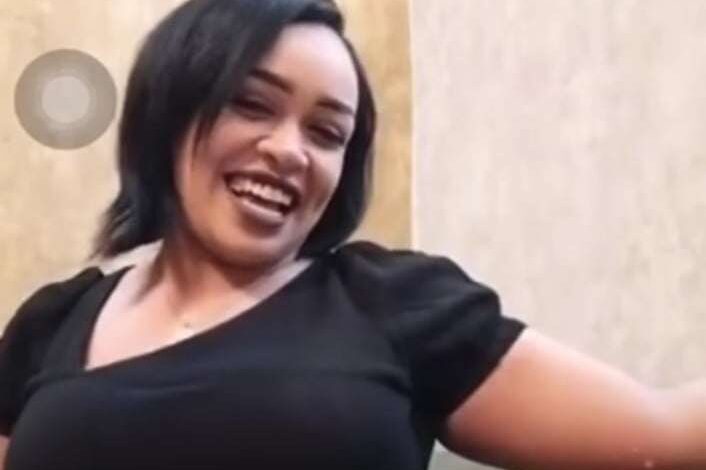 شاهد بالصورة والفيديو.. حسناء سودانية تشعل مواقع التواصل بوصلة رقص مثيرة وهي تدخن "الشيشة" على أنغام (مالو الليلة) والجمهور يتغزل: (خالات سبب الدمار والشجر الكبار فيه الصمغ) 1 441559660 762966035657037 660876526439407059 n