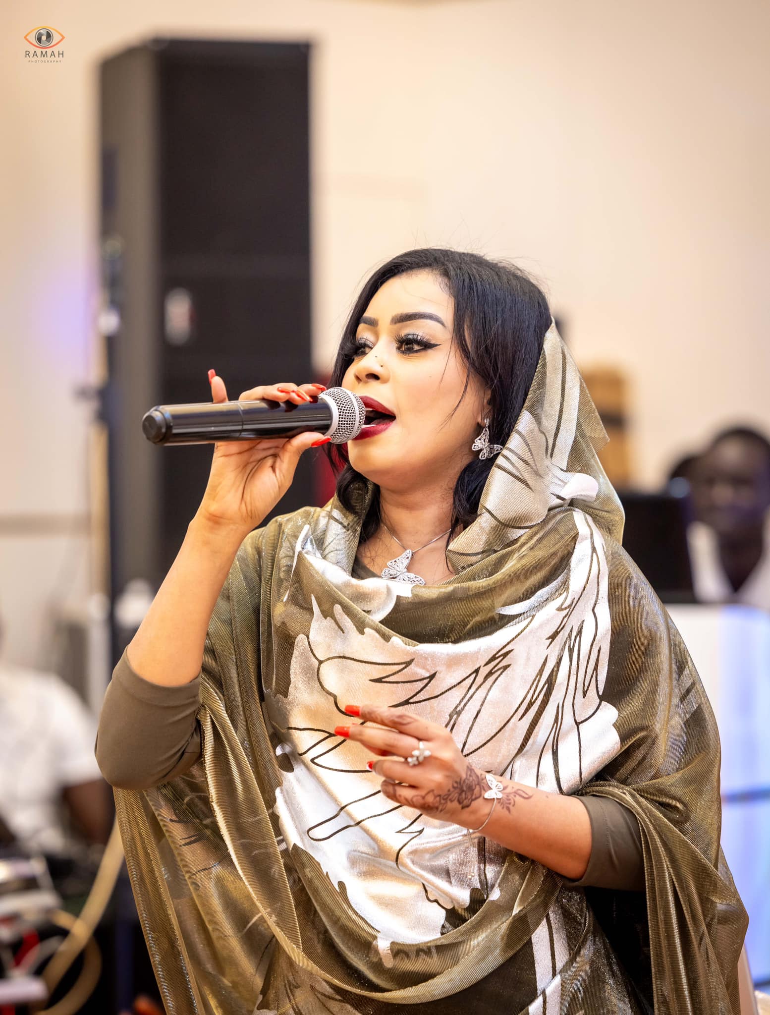 شاهد بالصور.. الفنانة إيمان الشريف تغني في جنوب السودان وتشيد بأهالي جوبا 4 445229057 1818247598650489 5902997752165169894 n