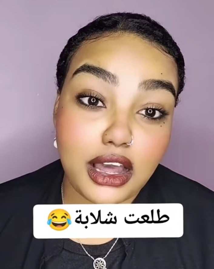 شاهد بالصورة والفيديو.. فتاة سودانية تخطف قلب صاحب كافيه مصري رغم وجود صديقاتها المصريات: (رفض أن يحاسبني على الطلبات التي أخذتها وصديقتي المصرية اشتعلت بالغيرة وفي الآخر طلعت شلابة) 10 445382818 988733309274147 5047227730118276015 n