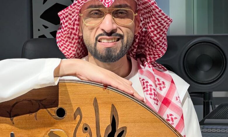 شاهد بالفيديو.. مطرب إماراتي يغني الأغنية السودانية الشهيرة (سامعلك نضم) بأحد المسارح بالإمارات وجمهور مواقع التواصل يسخر: (حتى لو غنيت براؤون يا رسول الله برضو ما عندنا ليكم حاجة) 1 طارق المنهالي