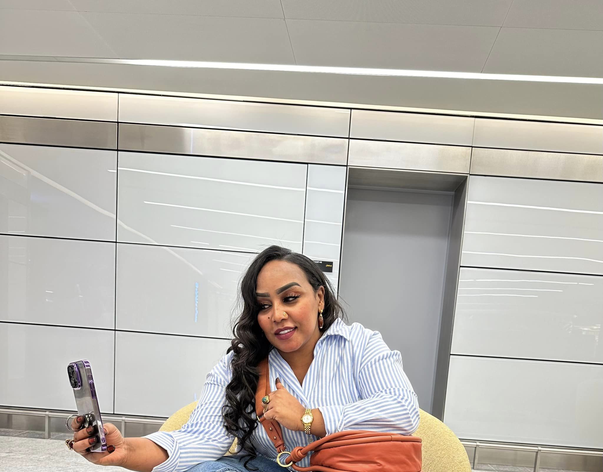 شاهد بالصور.. الفنانة هدى عربي تثير ضجة على مواقع التواصل بعد ظهورها وهي جالسة و "متربعة" على الكرسي وساخرون: (رجلك ما بتصل الأرض وما قعدة بتاعت انسانة عاقلة) 3 هدى عربي جلسة