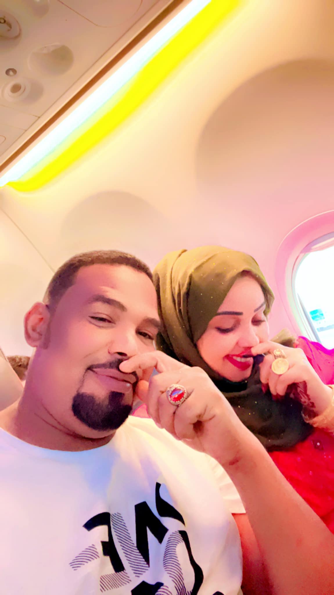 شاهد.. زوج نجمة السوشيال ميديا أمنية شهلي يتغزل فيها بلقطة من داخل الطائرة: (بريده براها ترتاح روحى كل ما أطراها ست البيت) 11 أمنية شهلي وزوجها