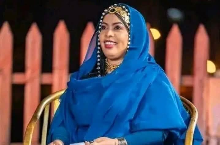 شاهد بالصور.. مذيعة سودانية تتسبب في ثورة وفوضى كبيرة داخل مباني التلفزيون القومي بولاية البحر الأحمر وجمهور مواقع التواصل يطلق عليها اسم "البسوس" تعرف على التفاصيل!! 12 زينب إيرا