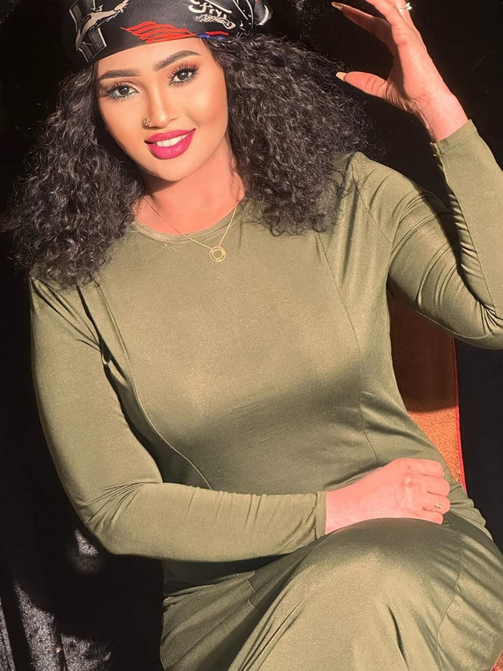 شاهد بالصور.. الفنانة عشة الجبل تفاجئ المتابعين بإطلالة مبهرة ونيولوك جديد تقلد به نجمات الموضة وساخرون: (كيم كارداشيان الجبل) %D8%B9%D8%B4%D8%A9 %D8%A7%D9%84%D8%AC%D8%A8%D9%84 %D9%86%D9%8A%D9%88%D9%84%D9%88%D9%83