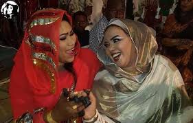 شاهد بالفيديو.. الفنانة إنصاف مدني تضع زميلتها ندى القلعة في "فتيل" ضيق: (هسا بتجيك نفس تحملي في أوضة وبرندة وسط 13 نفر وفي ظروف الحرب دي؟) 10 ندى وانصاف