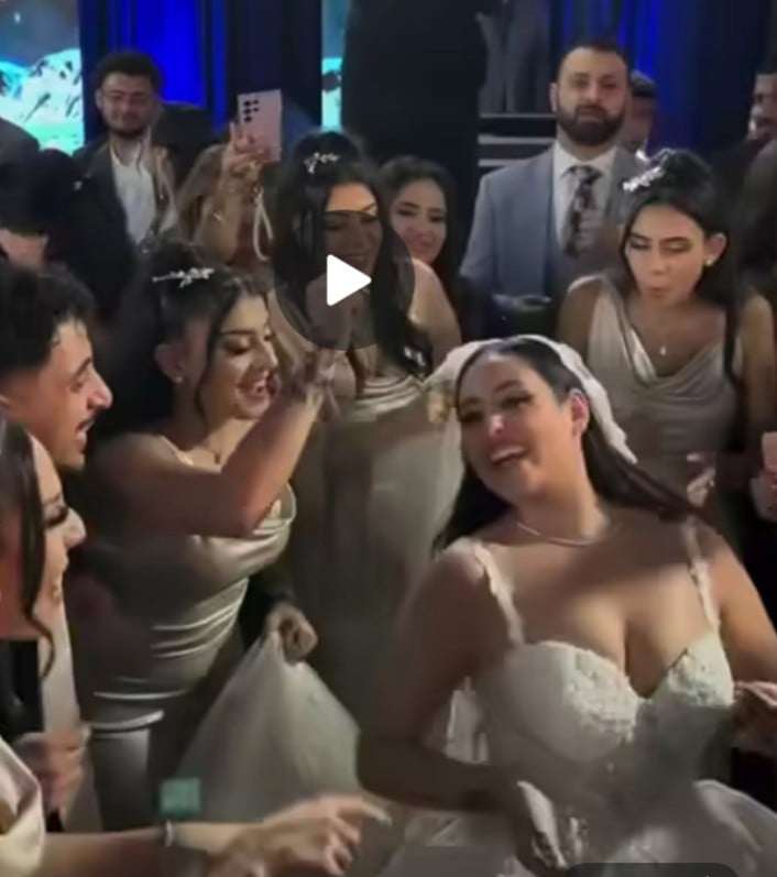 شاهد بالصورة والفيديو.. عروس "مصرية" ترقص وتحتفل بزفافها على أنغام الأغنية السودانية (الليلة بالليل نمشي شارع النيل) 10 441492980 1493586291585951 4953869184689917074 n