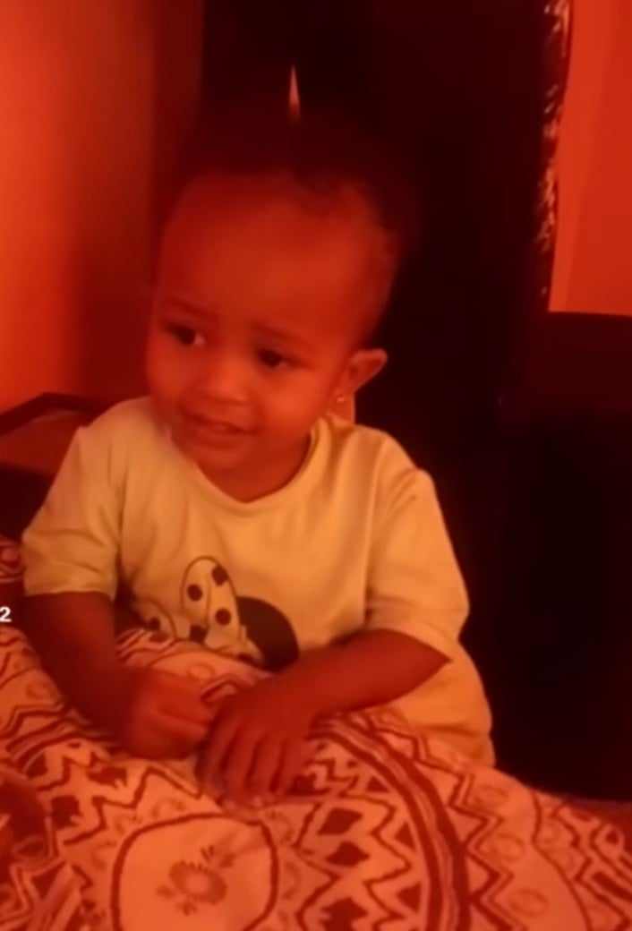 شاهد بالصورة والفيديو.. طفلة سودانية تبكي بحرقة إذا سمعت كلمة "دعامة" وتفرح وتشعر بالطمأنينة عند سماعها هتاف الجيش (أمن يا جن) وتطالب أهلها بترديده دائماً 10 441573752 3723842984529271 8013016807516032486 n