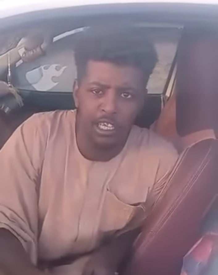 شاهد بالفيديو.. شاب من أبناء "الشوايقة" يتوعد القائد الميداني للدعم السريع "جلحة": كان فضلت براي في السودان ما بخليك (جاك الوادي سايل أبقى راجل عوم والمطر البدون براق جاك يا الشوم) 10 441575492 792966312813312 7485283228594855200 n