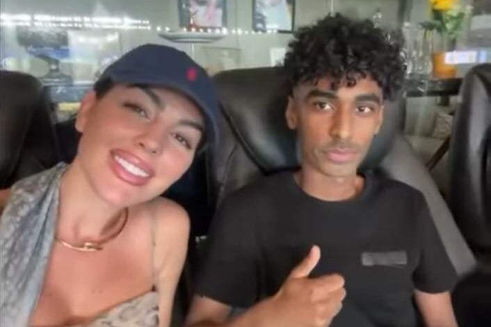 شاهد بالصورة والفيديو.. وسط دهشة المتابعين.. الحسناء "جورجينا" صديقة اللاعب كريستيانو رونالدو تطلب التصوير مع شاب سوداني بالسعودية ومتابعون: (والله عبرت يا ولدنا) 1 441929574 748498467495866 350015014086856920 n 1