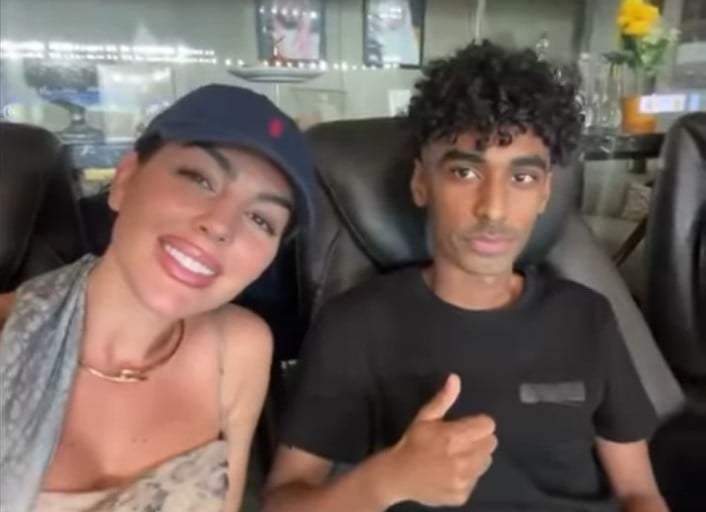 شاهد بالصورة والفيديو.. وسط دهشة المتابعين.. الحسناء "جورجينا" صديقة اللاعب كريستيانو رونالدو تطلب التصوير مع شاب سوداني بالسعودية ومتابعون: (والله عبرت يا ولدنا) 10 441929574 748498467495866 350015014086856920 n 1