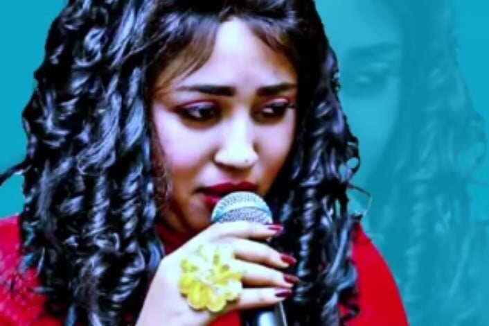 شاهد.. مطربة سودانية تطلق أغنية جديدة تهاجم فيها قائد الدعم السريع "حميدتي" وتصفه بالخائن (انت شردت الغلابة وخليت الخرطوم خرابة) 1 445380654 426534366914164 3754026141781662530 n