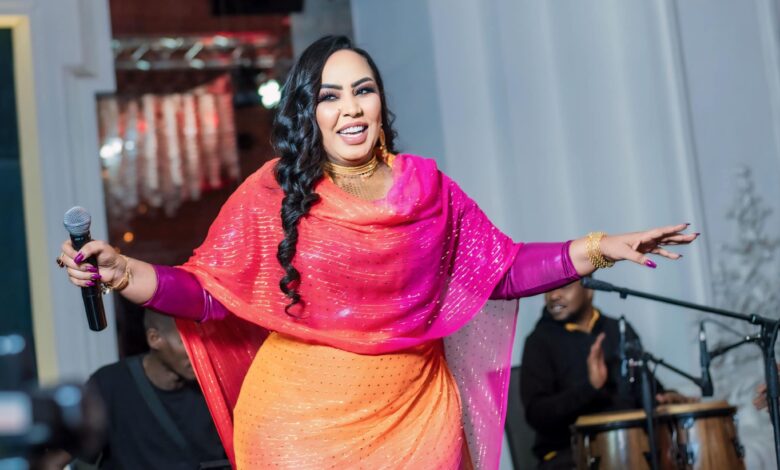 شاهد.. الفنانة هدى عربي تنشر صور من حفلها الأخير بالقاهرة وتقول: (جني وجن زول يعمل فيها فالح علي) 1 445581555 2116866558695138 2673671505349063134 n