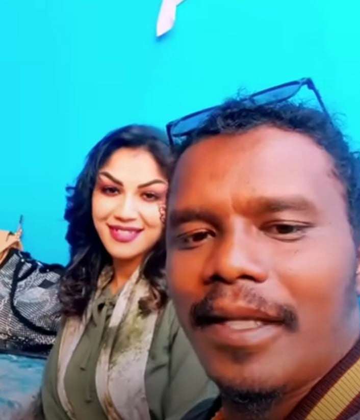 شاهد بالصورة والفيديو.. الكوميديان حسن تسريحة يظهر مع حسناء سودانية فائقة الجمال في محل عمله بأثيوبيا ويطلب منها ترديد اسمها مقابل جائزة 2 كيلو "باسطة" 10 448213143 1615960219248562 229464322326367782 n