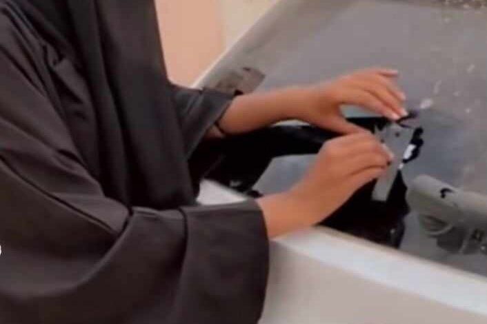 شاهد بالصورة والفيديو.. حسناء سودانية تضع العبارة الشهيرة للشهيد محمد صديق (من ياتو ناحية) على زجاج سيارتها 1 448379051 322892457426744 118767951084109890 n