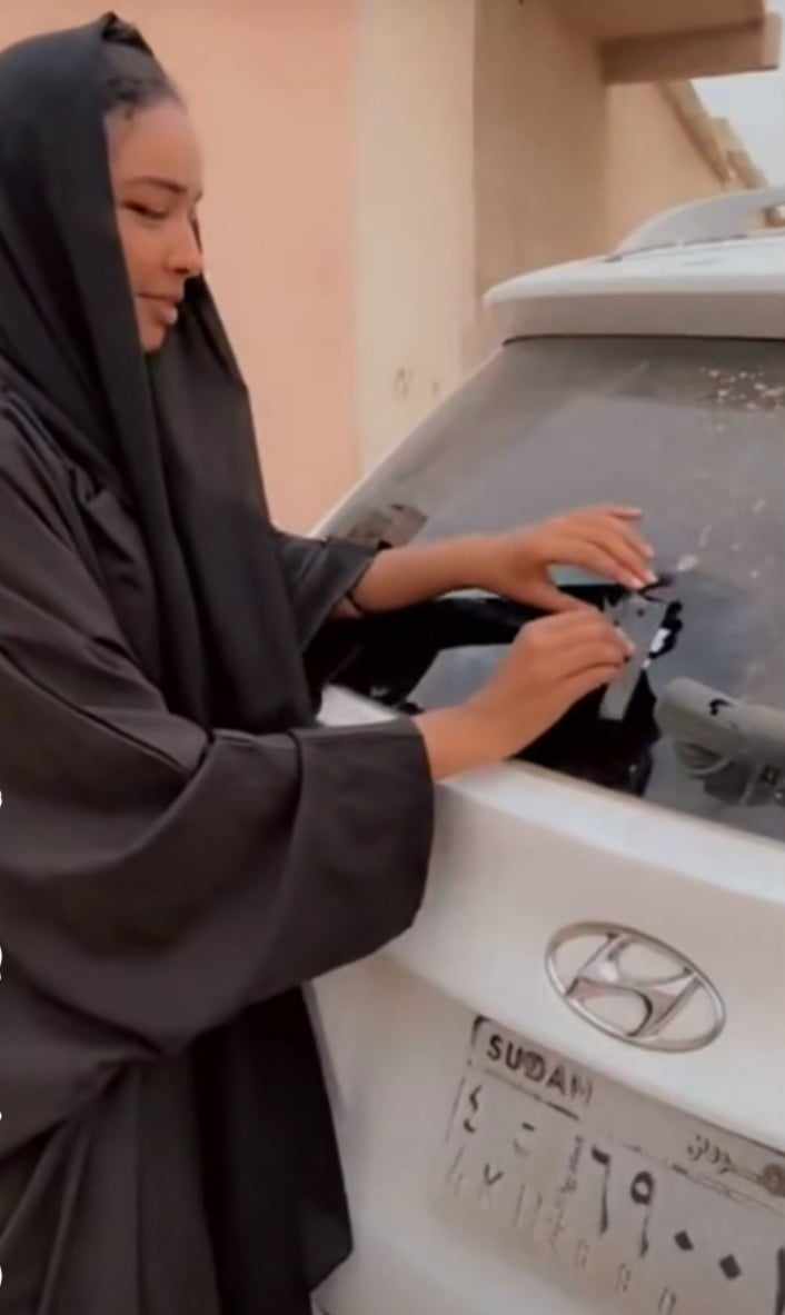 شاهد بالصورة والفيديو.. حسناء سودانية تضع العبارة الشهيرة للشهيد محمد صديق (من ياتو ناحية) على زجاج سيارتها 10 448379051 322892457426744 118767951084109890 n