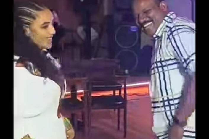 شاهد بالصورة والفيديو.. سوداني يقتحم ساحة الرقص ويقدم وصلة رقص هستيرية مع حسناء أثيوبية بأديس أبابا 1 449199919 1552969061957132 1907844714411304164 n