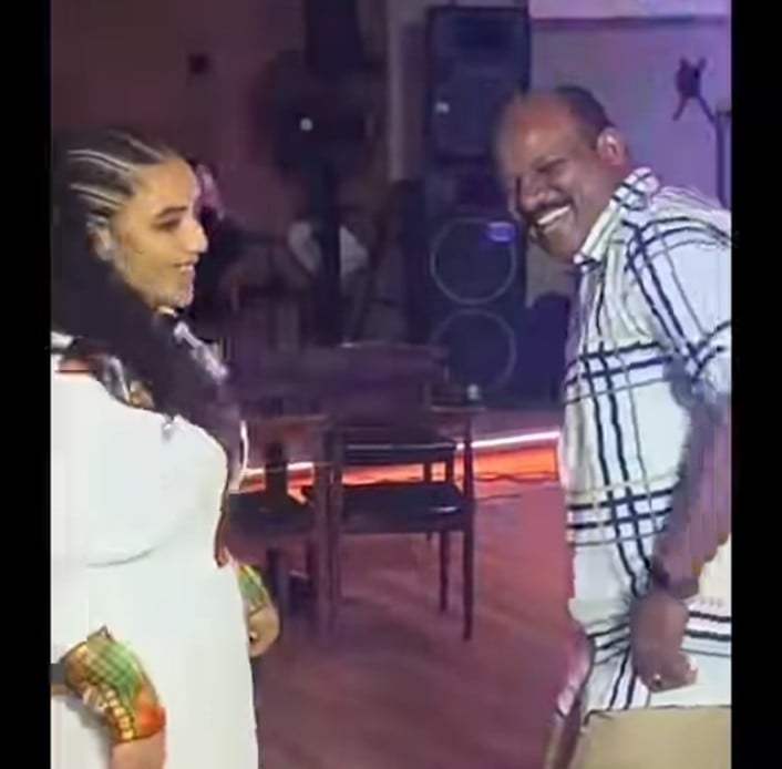 شاهد بالصورة والفيديو.. سوداني يقتحم ساحة الرقص ويقدم وصلة رقص هستيرية مع حسناء أثيوبية بأديس أبابا 10 449199919 1552969061957132 1907844714411304164 n