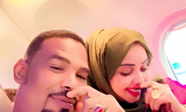 شاهد.. زوج نجمة السوشيال ميديا أمنية شهلي يتغزل فيها بلقطة من داخل الطائرة: (بريده براها ترتاح روحى كل ما أطراها ست البيت) 1 أمنية شهلي وزوجها