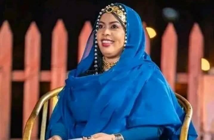 شاهد بالصور.. مذيعة سودانية تتسبب في ثورة وفوضى كبيرة داخل مباني التلفزيون القومي بولاية البحر الأحمر وجمهور مواقع التواصل يطلق عليها اسم "البسوس" تعرف على التفاصيل!! 1 زينب إيرا