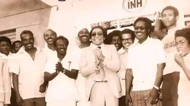 صورة نادرة للزعيم عادل إمام بالسودان.. وكيف أثارت عبارة عفوية نظام نميري؟! 10 عادل امام السودان