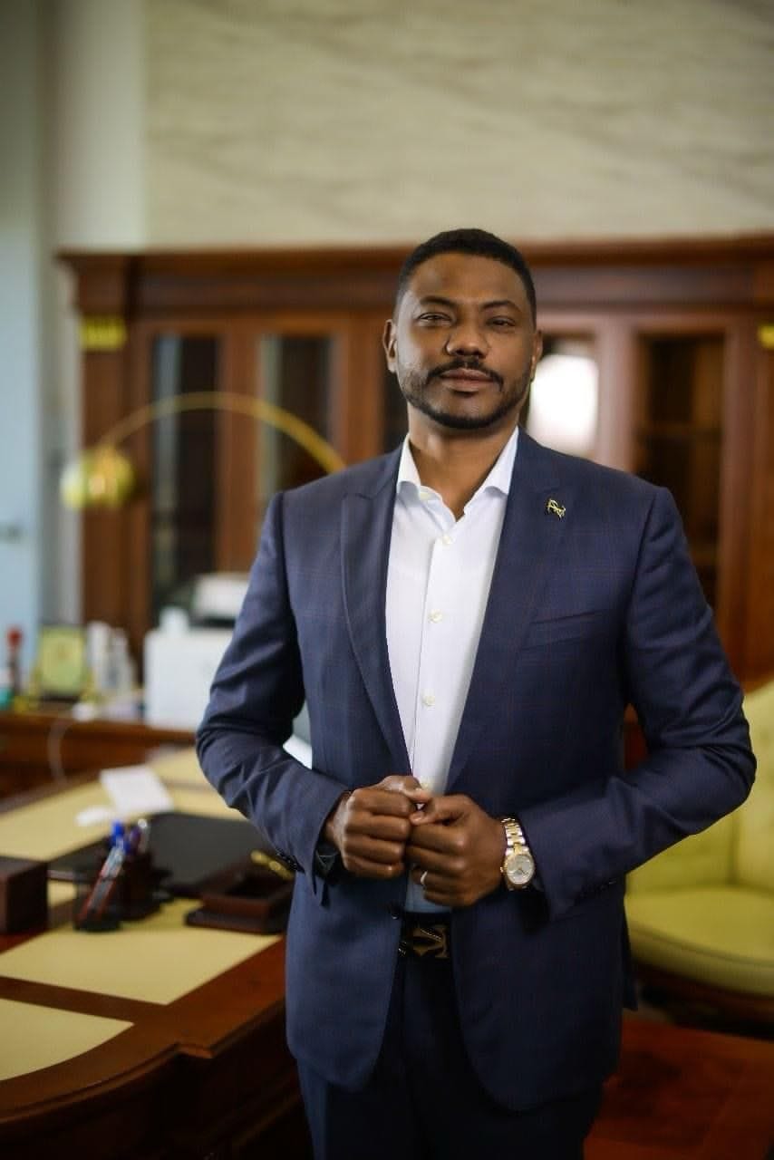 الخرطوم.. التكايا الخيرية بدعم رئيس نادي المريخ "النمير" تواصل توزيع الدعم للمتأثرين بالحرب 10 عمر النمير