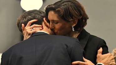 قبلة جامحة من وزيرة فرنسية على رقبة الرئيس إيمانويل ماكرون 10 ماكرون فرنسا