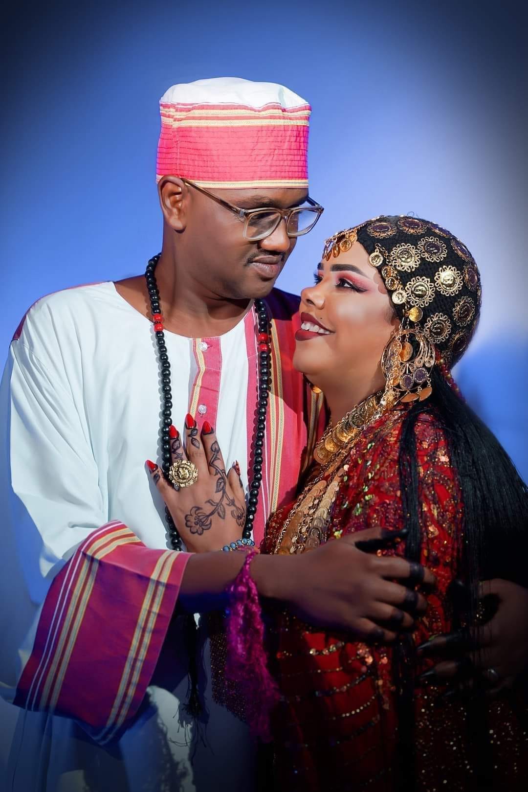 شاهد بالصورة والفيديو.. ظهرت بــ"جرتق" العروس.. فنانة سودانية تثير ضجة إسفيرية واسعة بفيديو كليب مع عريسها وهما يتبادلان الأحضان في مشاهد رومانسية 11 هالة عمر