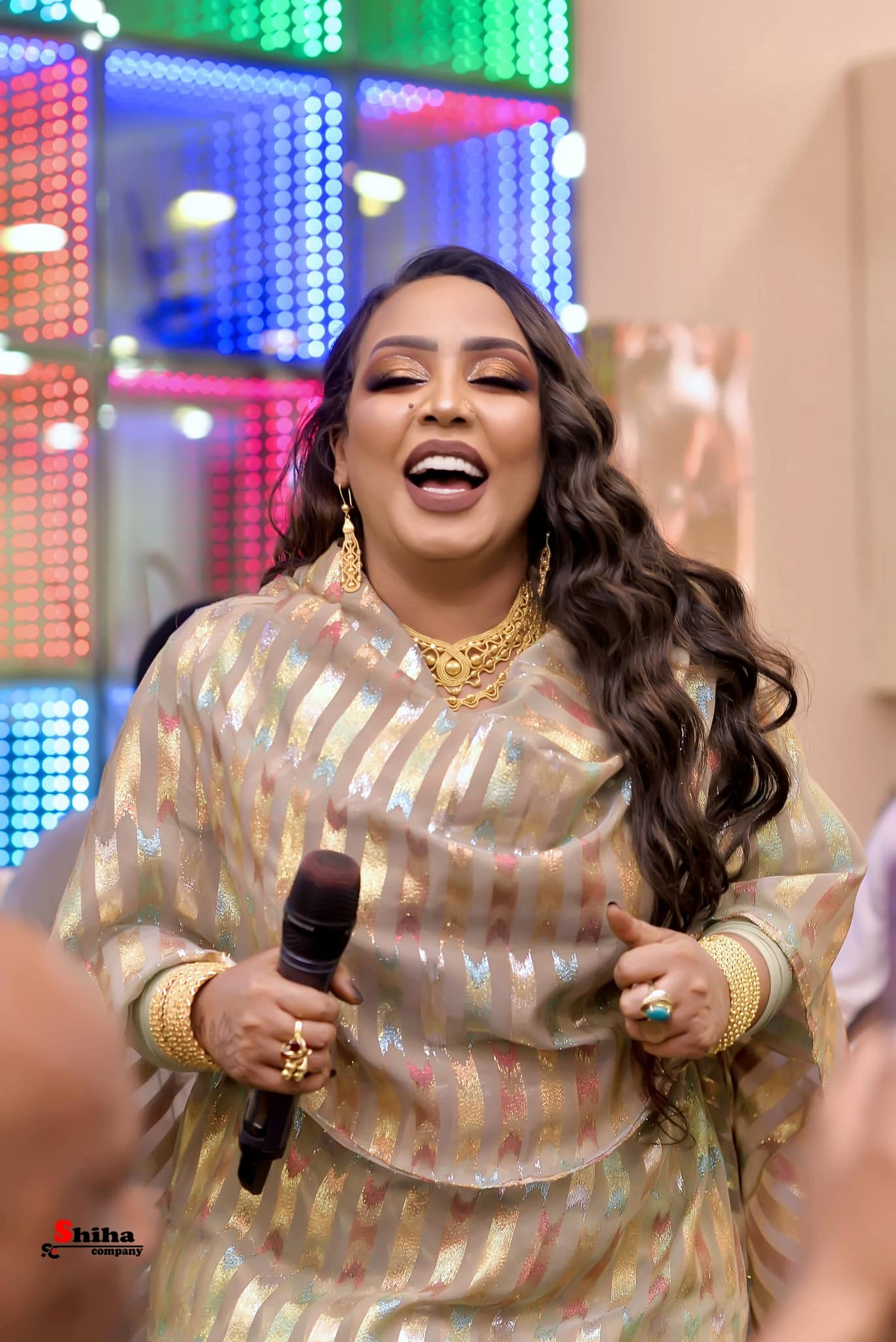 شاهد بالفيديو.. الفنانة هدى عربي تدخل في نوبة ضحك هستيرية بعد تعليق معجب قال فيه: (السلسل دا لو جرحك ما بخلي فراشة حايمة في الدنيا) 10 هدى عربي تضحك