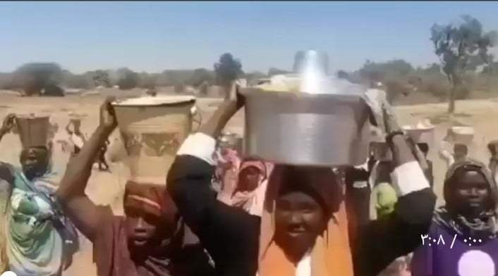 شاهد بالصورة والفيديو.. في بادرة عظيمة نساء منطقة "الطويلة" بشمال دارفور يسيرن أكبر موكب لإطعام آلاف المواطنين الذين وصلوا إلى قريتهم نازحين من الحرب 1 449468888 1133516181037722 7404019419478263007 n