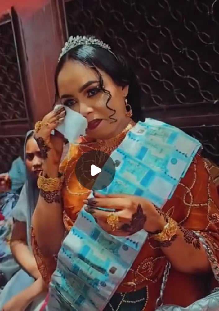 شاهد بالصورة والفيديو.. العروس ظهرت متوشحة بالأموال فئة 1000 جنيه.. دعامي ودعامية يقيمون حفل زواجهم بأحد المنازل بحي جبرة بالخرطوم وساخرون: (ربنا يرزقكم الدانة الصالحة) 10 449493569 7856922757716672 4335487332255183256 n