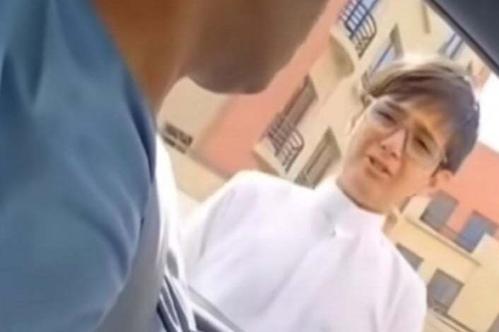 شاهد بالصورة والفيديو.. طفل سعودي يذرف الدموع وينهمر بالبكاء وهو يودع سائقه السوداني بكلمات مؤثرة بعد انتهاء عمله معهم بنهاية العام الدراسي 1 449801976 998523061942549 2462909256184144312 n