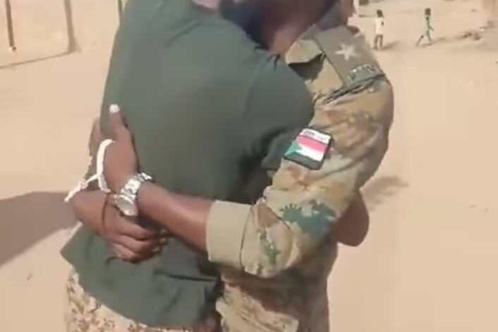 شاهد بالصورة والفيديو.. في مشهد مؤثر وبعد أن فرقتهم الحرب.. ضابط بالجيش السوداني يلتقي شقيقه بالصدفة بأحد الأحياء التي تم تحريرها 1 449886075 460041273649289 296531267158510195 n
