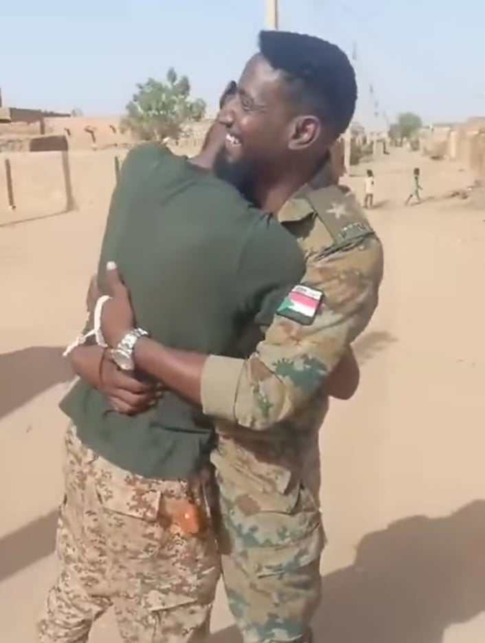 شاهد بالصورة والفيديو.. في مشهد مؤثر وبعد أن فرقتهم الحرب.. ضابط بالجيش السوداني يلتقي شقيقه بالصدفة بأحد الأحياء التي تم تحريرها 10 449886075 460041273649289 296531267158510195 n