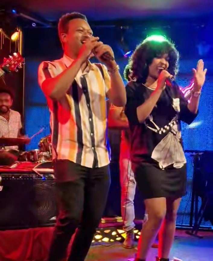 شاهد بالصورة والفيديو.. مطربة أثيوبية حسناء تقدم وصلة رقص ساخنة وهي تغني مع زميلها الأغنية السودانية الشهيرة (يا زاهية) بملهى ليلي بأديس أبابا 10 450130953 437422049160064 3476486044560835376 n