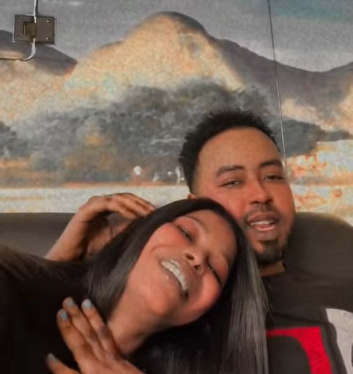 شاهد بالصورة والفيديو.. في لقطات رومانسية.. فتاة سودانية تضع رأسها على حضن صديق المطربات الشهير "وزة" والأخير يداعبها ويلعب بشعرها والغضب يجتاج مواقع التواصل 10 450145123 2251732451857054 2178194807016571359 n