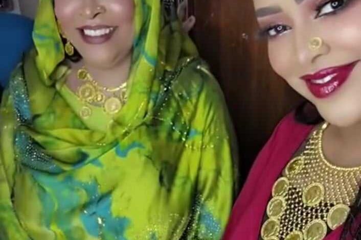 شاهد بالفيديو.. إبنة الفنانة حنان بلوبلو "الحسناء" تواصل خطف الأضواء بعد ظهورها في لقطة جماعية مع والدتها وشقيقها المطرب محمد بشير والفنان كمال ترباس 1 450186582 2571587406366818 3849525399629515673 n