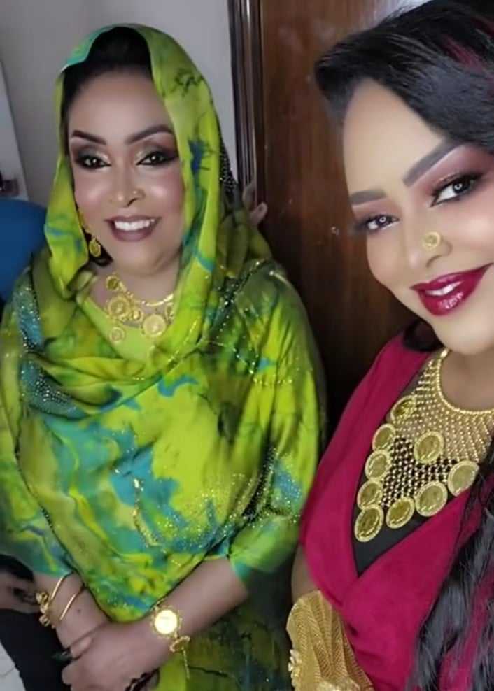 شاهد بالفيديو.. إبنة الفنانة حنان بلوبلو "الحسناء" تواصل خطف الأضواء بعد ظهورها في لقطة جماعية مع والدتها وشقيقها المطرب محمد بشير والفنان كمال ترباس 10 450186582 2571587406366818 3849525399629515673 n