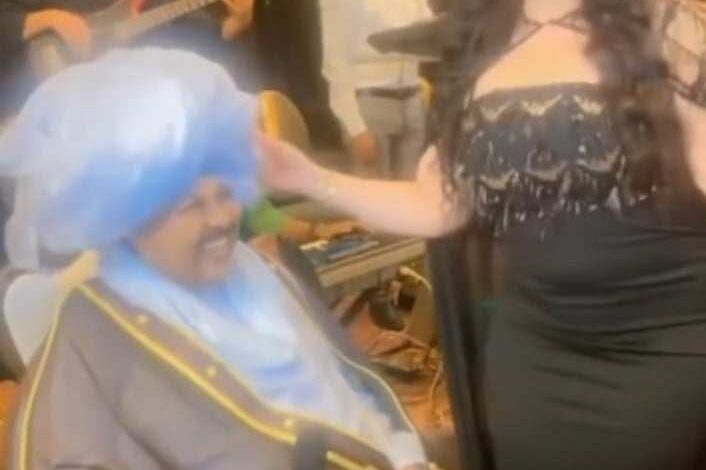 شاهد بالصورة والفيديو.. بأزياء فاضحة.. حسناء الفن السوداني "مونيكا" تقدم وصلة رقص مثيرة أمام الفنان كمال ترباس خلال حفل بالقاهرة والأخير يتفاعل معها بالابتسامات 1 450548450 2461928244005487 8008614348601950616 n