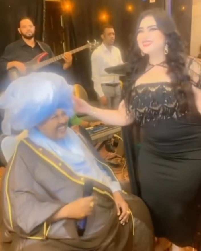 شاهد بالصورة والفيديو.. بأزياء فاضحة.. حسناء الفن السوداني "مونيكا" تقدم وصلة رقص مثيرة أمام الفنان كمال ترباس خلال حفل بالقاهرة والأخير يتفاعل معها بالابتسامات 10 450548450 2461928244005487 8008614348601950616 n